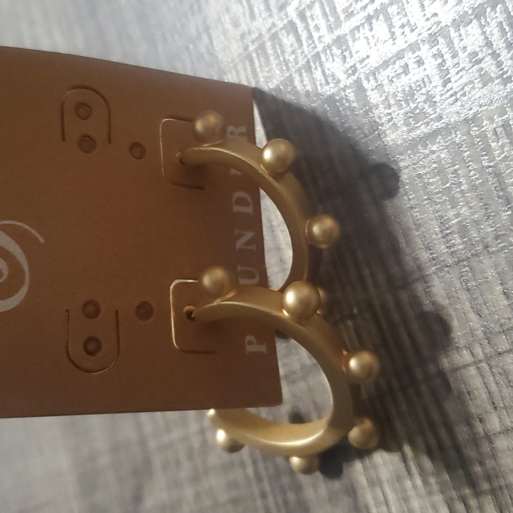 Gold earrings with knobs